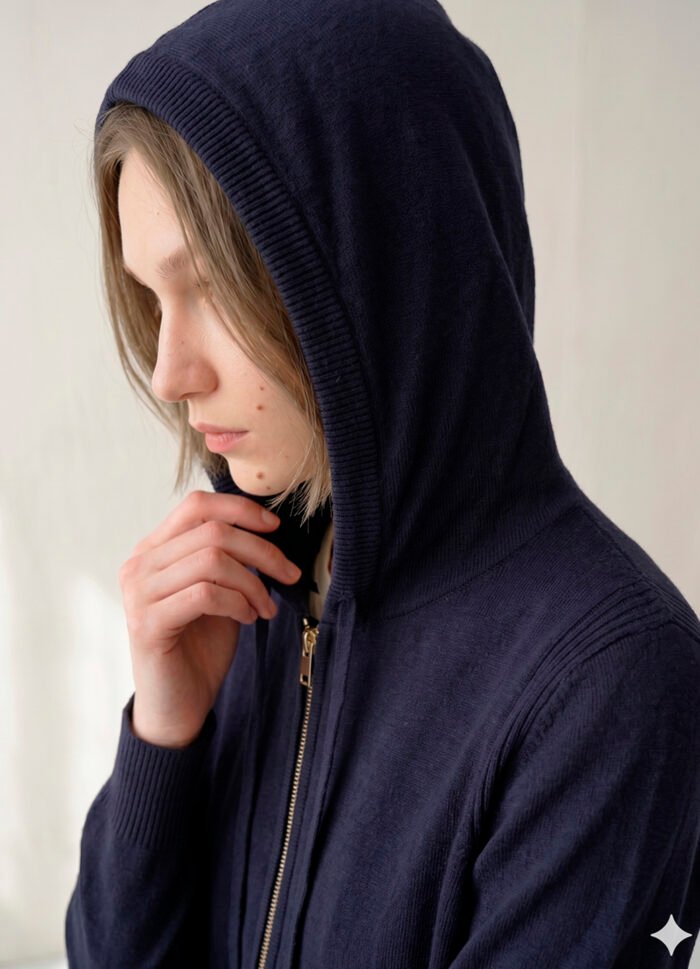 Jaqueta de Tricot com Capuz Marinho em Viscose Macia Modal Sob - Imagem 2