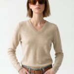 Blusa de Tricot Bege Areia Gola V em Viscose Modal Macia Sob