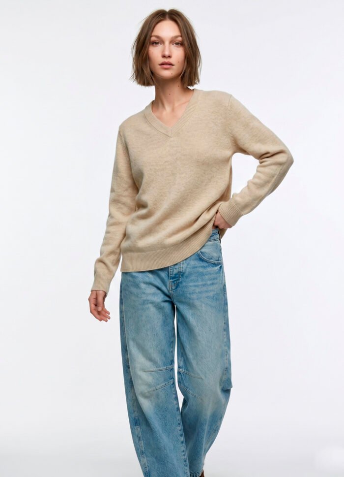 Blusa de Tricot Bege Areia Gola V em Viscose Modal Macia Sob - Imagem 2