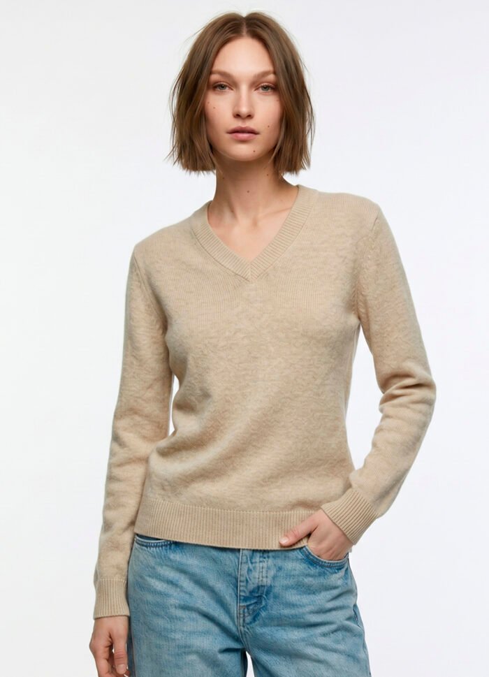 Blusa de Tricot Bege Areia Gola V em Viscose Modal Macia Sob - Imagem 3