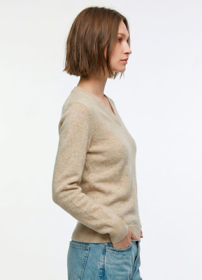 Blusa de Tricot Bege Areia Gola V em Viscose Modal Macia Sob - Imagem 4