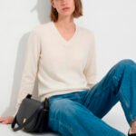 Blusa de Tricot Off White Gola V em Viscose Modal Macia Sob