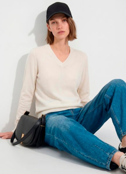 Blusa de Tricot Off White Gola V em Viscose Modal Macia Sob