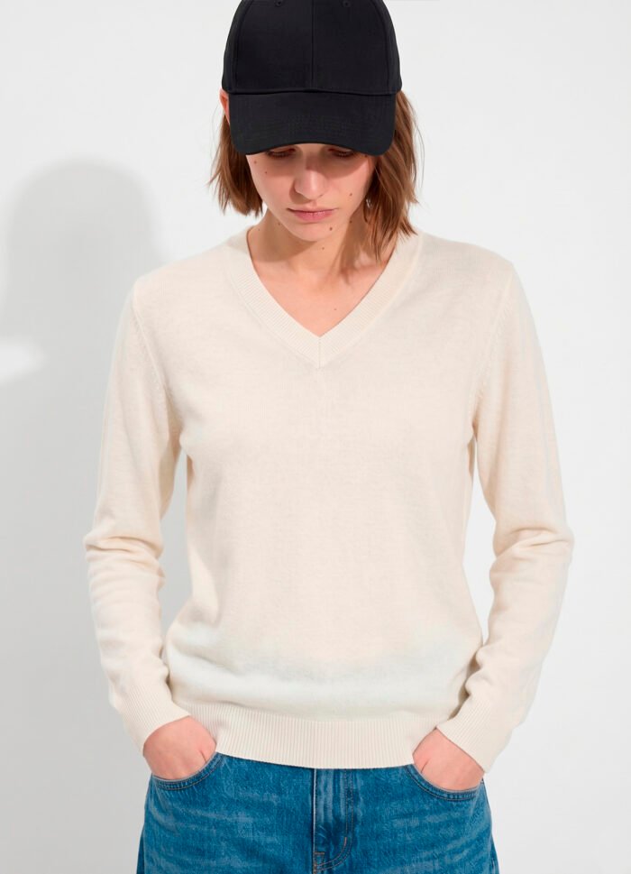 Blusa de Tricot Off White Gola V em Viscose Modal Macia Sob - Imagem 2