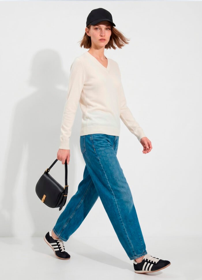 Blusa de Tricot Off White Gola V em Viscose Modal Macia Sob - Imagem 7
