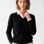 Blusa de Tricot Preta Gola V em Viscose Modal VMacia Sob