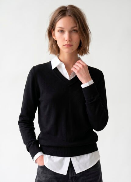Blusa de Tricot Preta Gola V em Viscose Modal VMacia Sob