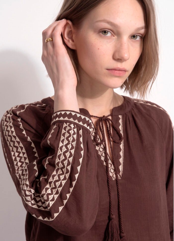 Blusa Marrom Bordada Manga Longa de Algodão Boho Sob - Imagem 2