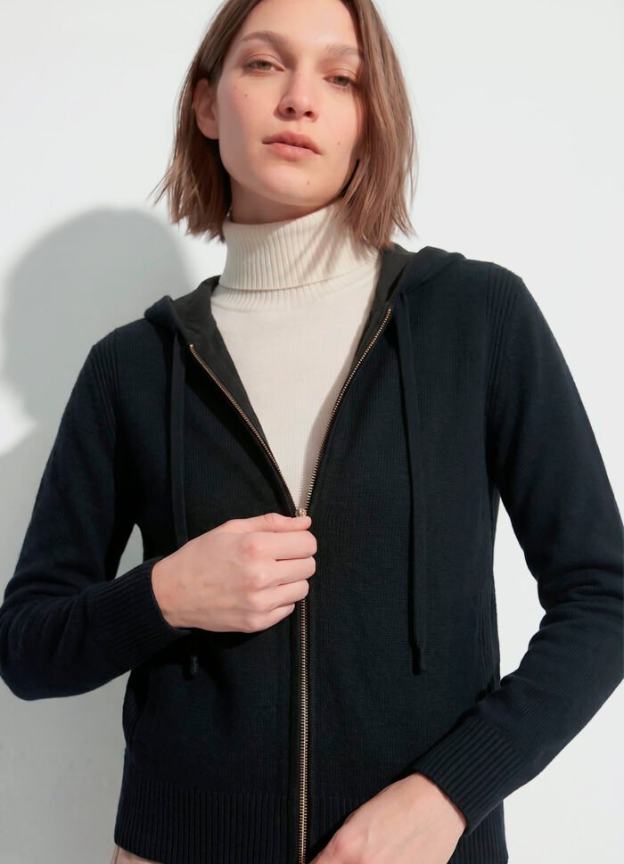 Jaqueta de Tricot com Capuz Preto em Viscose Macia Modal Sob - Imagem 3