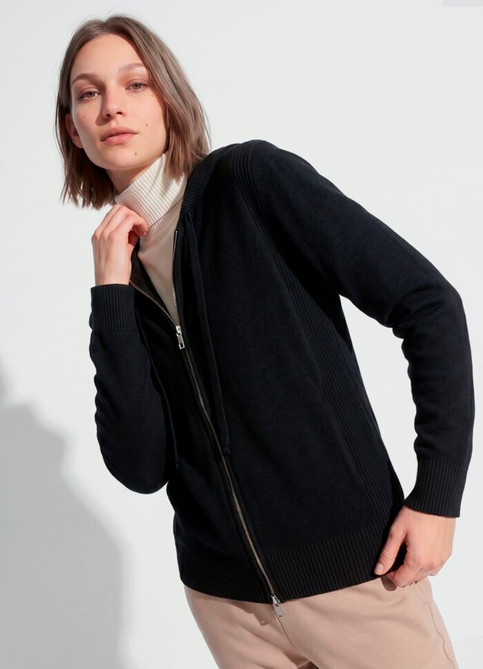 Jaqueta de Tricot com Capuz Preto em Viscose Macia Modal Sob - Imagem 4