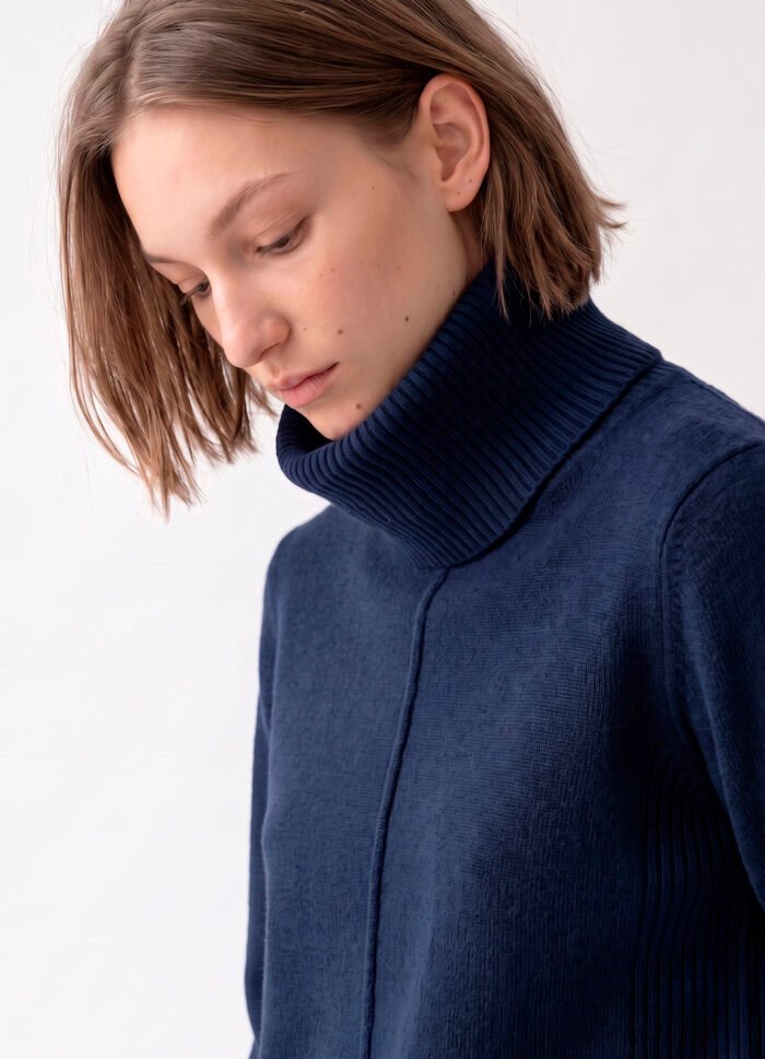Blusa de Tricot Gola Alta Rolê Marinho Solta em Viscose Modal Sob - Imagem 2