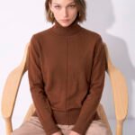 Blusa de Tricot Gola Alta Rolê Marrom Solta em Viscose Modal Sob