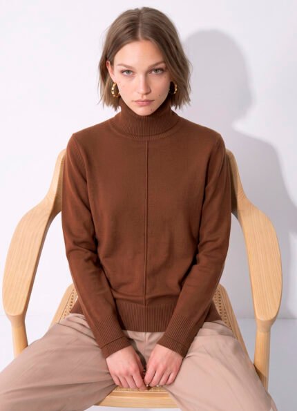Blusa de Tricot Gola Alta Rolê Marrom Solta em Viscose Modal Sob
