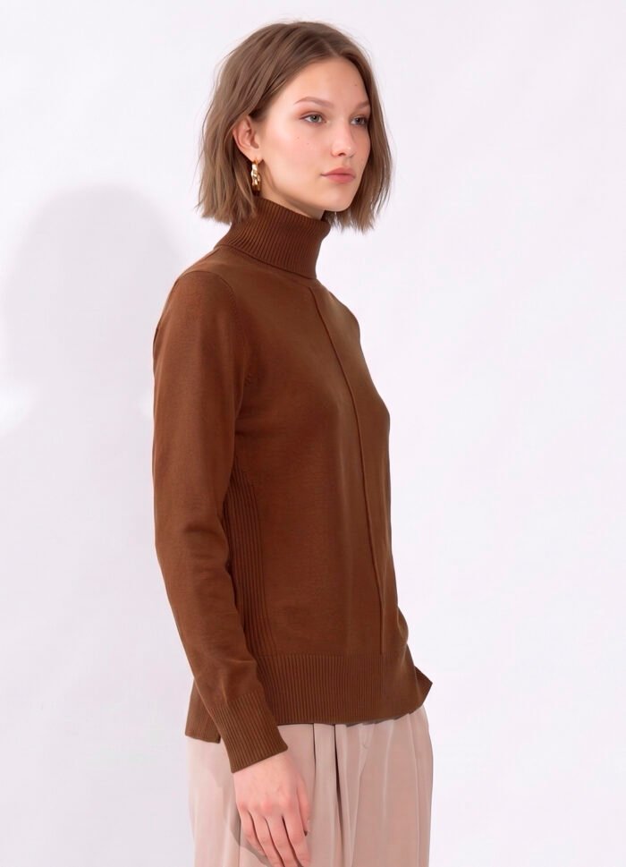 Blusa de Tricot Gola Alta Rolê Marrom Solta em Viscose Modal Sob - Imagem 7