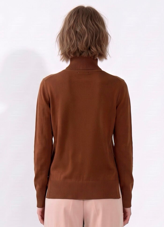 Blusa de Tricot Gola Alta Rolê Marrom Solta em Viscose Modal Sob - Imagem 6