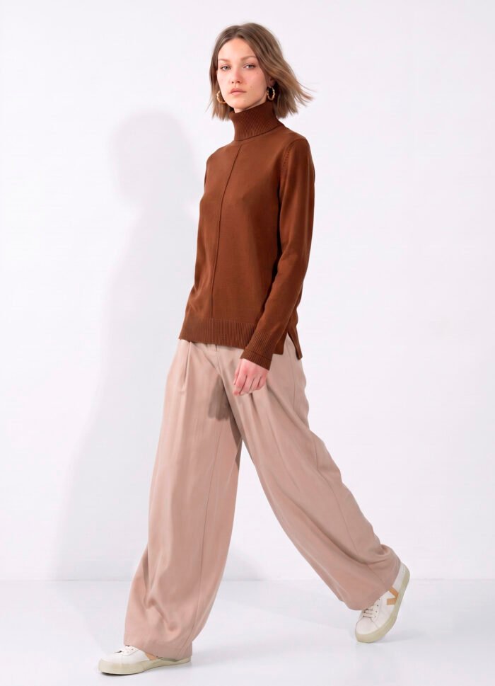 Blusa de Tricot Gola Alta Rolê Marrom Solta em Viscose Modal Sob - Imagem 5