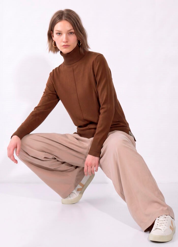 Blusa de Tricot Gola Alta Rolê Marrom Solta em Viscose Modal Sob - Imagem 4