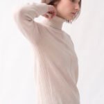 Blusa de Tricot Gola Alta Rolê Off White Solta em Viscose Modal Sob