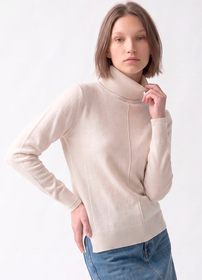 Blusa de Tricot Gola Alta Rolê Off White Solta em Viscose Modal Sob - Imagem 3
