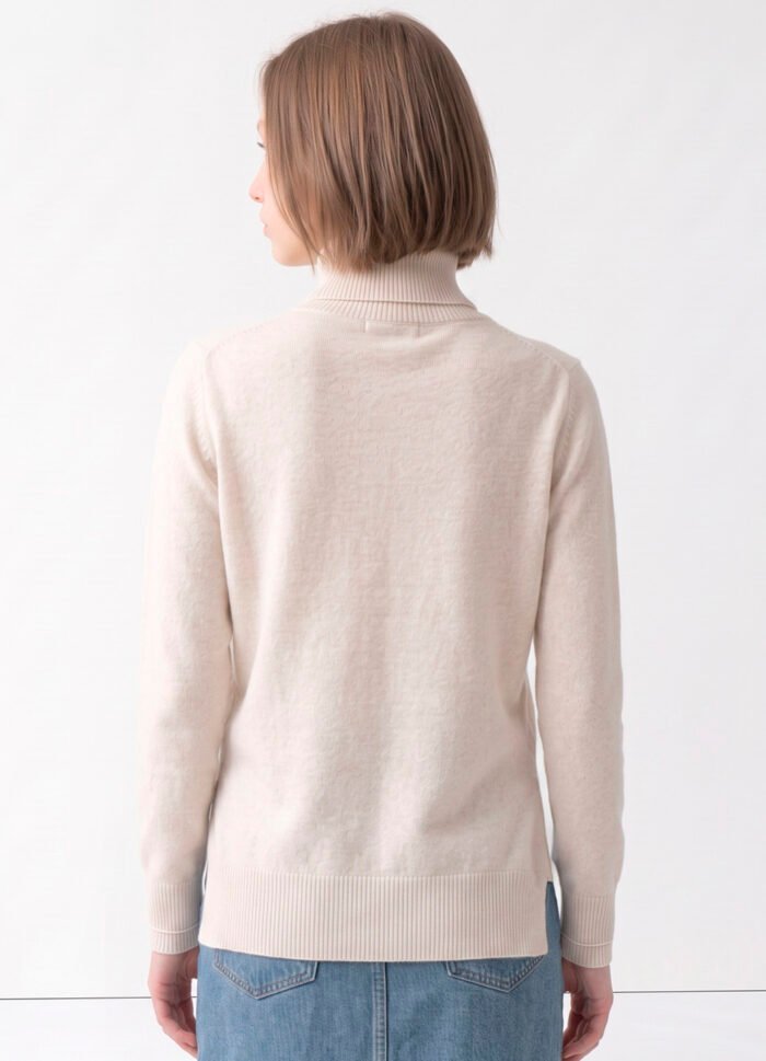 Blusa de Tricot Gola Alta Rolê Off White Solta em Viscose Modal Sob - Imagem 5