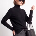 Blusa de Tricot Gola Alta Rolê Preto Solta em Viscose Modal Sob