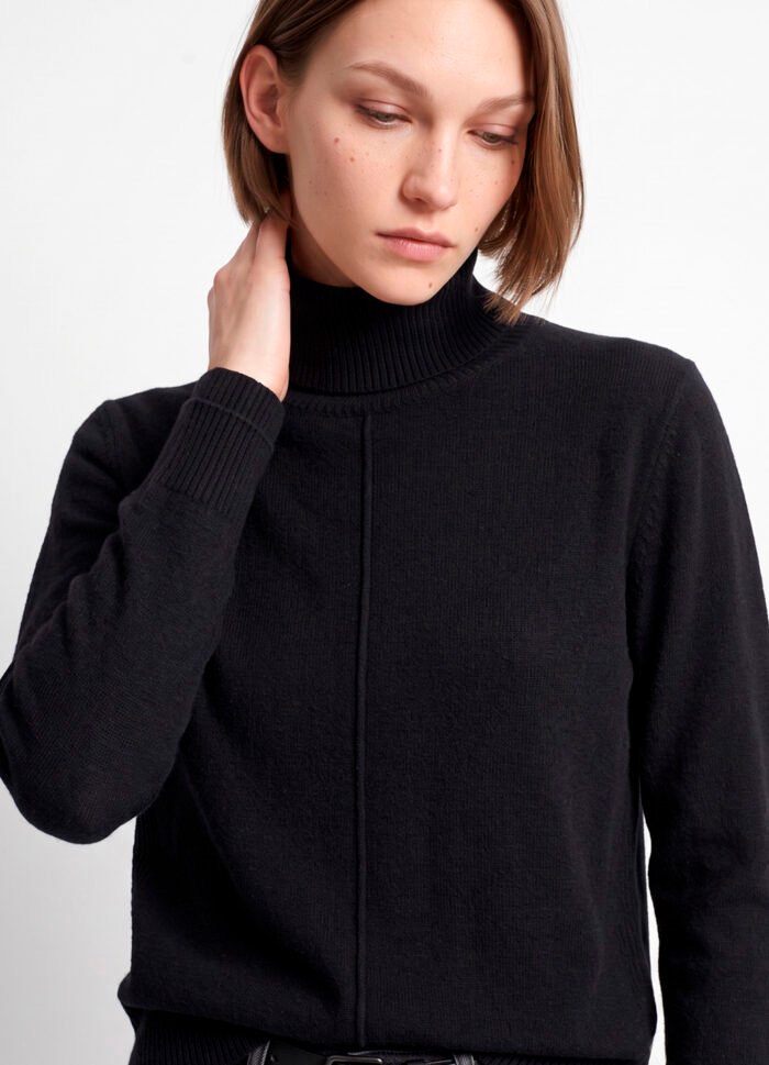 Blusa de Tricot Gola Alta Rolê Preto Solta em Viscose Modal Sob - Imagem 2
