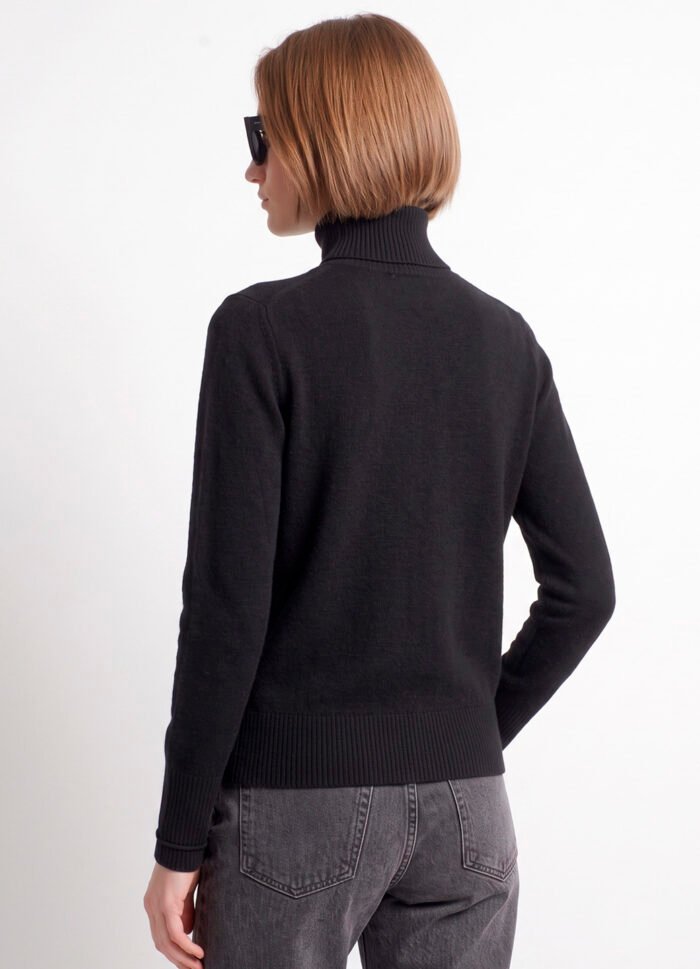 Blusa de Tricot Gola Alta Rolê Preto Solta em Viscose Modal Sob - Imagem 4