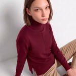 Blusa de Tricot Gola Alta Rolê Vinho Solta em Viscose Modal Sob