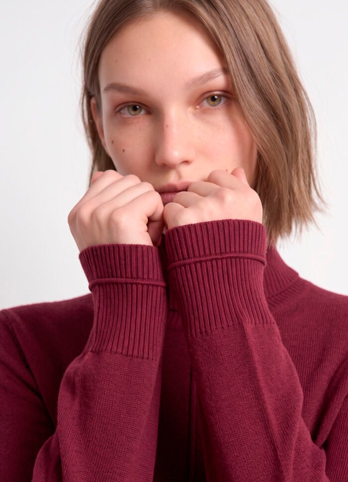 Blusa de Tricot Gola Alta Rolê Vinho Solta em Viscose Modal Sob - Imagem 7