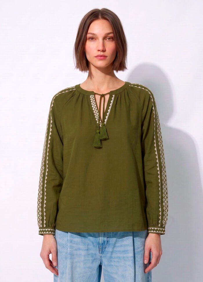 Blusa Verde Kaki Bordada Manga Longa de Algodão Boho Sob - Imagem 7