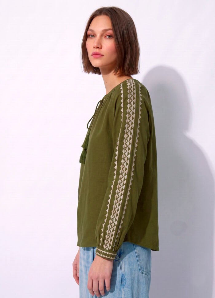 Blusa Verde Kaki Bordada Manga Longa de Algodão Boho Sob - Imagem 6