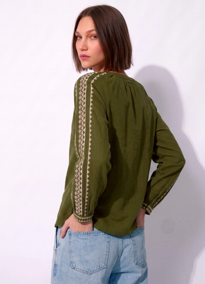 Blusa Verde Kaki Bordada Manga Longa de Algodão Boho Sob - Imagem 5