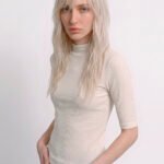 Blusa Off White Manga Curta Viscose Canelada Justa Gola Alta Sob