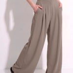 Calça Pantalona Cinza Taupe Ampla em Viscose com Pregas e Bolsos