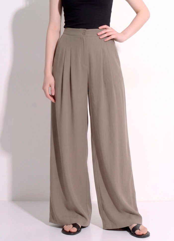 Calça Pantalona Cinza Taupe Ampla em Viscose com Pregas e Bolsos - Imagem 3