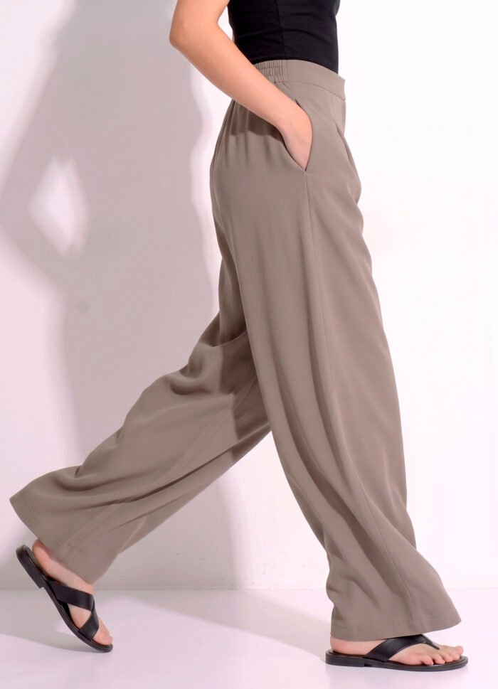 Calça Pantalona Cinza Taupe Ampla em Viscose com Pregas e Bolsos - Imagem 4