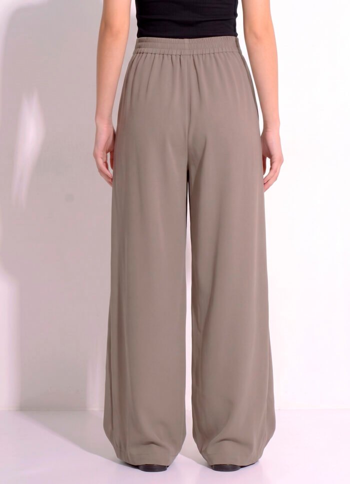 Calça Pantalona Cinza Taupe Ampla em Viscose com Pregas e Bolsos - Imagem 5