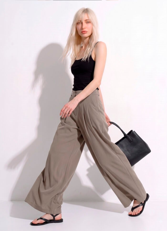 Calça Pantalona Cinza Taupe Ampla em Viscose com Pregas e Bolsos - Imagem 6