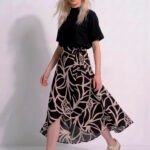 Saia Longa Preta Estampada Bege em Viscose Transpassada Sob