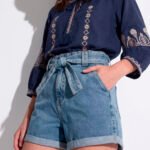 Bermuda Jeans Feminina Curta com Bolso e Faixa Sob