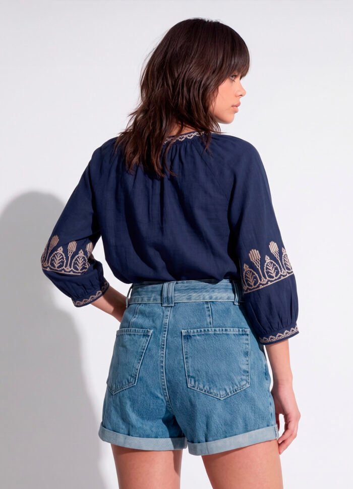 Bermuda Jeans Feminina Curta com Bolso e Faixa Sob - Imagem 3