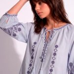 Blusa Azul Claro Bordada em Marinho Linho e Viscose Manga 3/4 Sob