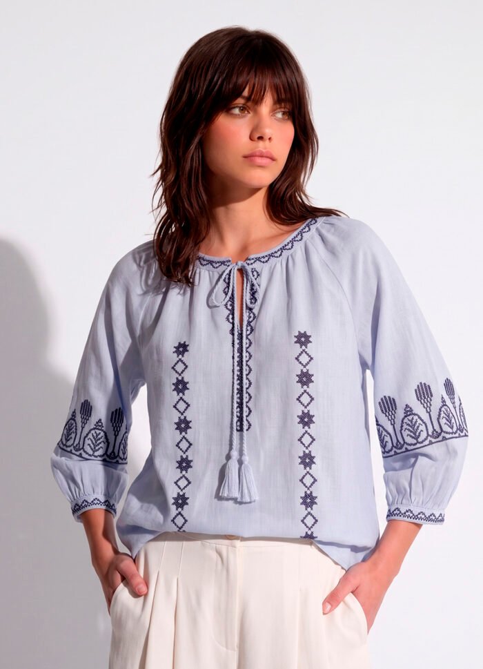 Blusa Azul Claro Bordada em Marinho Linho e Viscose Manga 3/4 Sob - Imagem 2