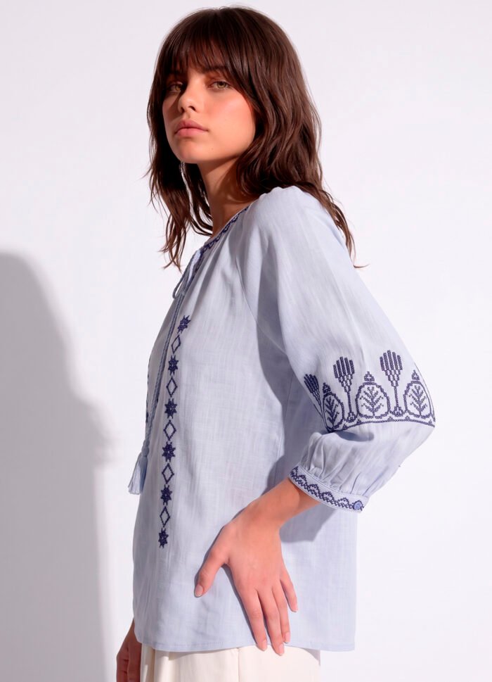 Blusa Azul Claro Bordada em Marinho Linho e Viscose Manga 3/4 Sob - Imagem 3