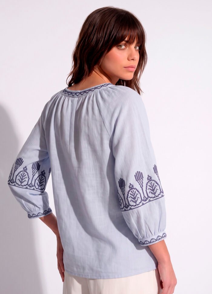 Blusa Azul Claro Bordada em Marinho Linho e Viscose Manga 3/4 Sob - Imagem 4