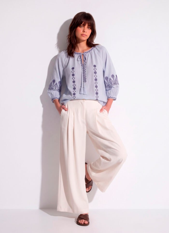 Blusa Azul Claro Bordada em Marinho Linho e Viscose Manga 3/4 Sob - Imagem 5