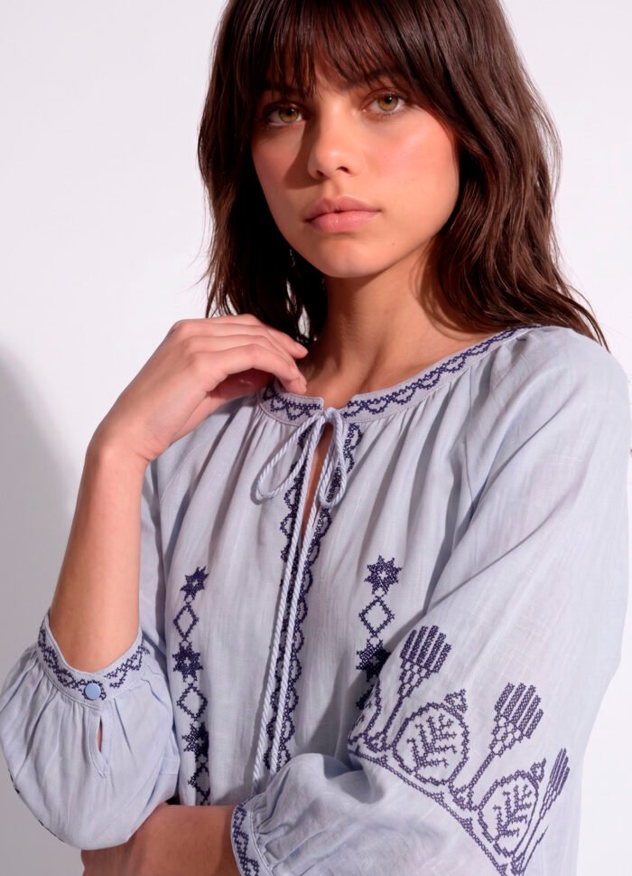 Blusa Azul Claro Bordada em Marinho Linho e Viscose Manga 3/4 Sob - Imagem 6