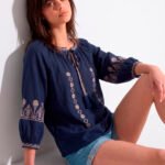Blusa Azul Marinho Bordada em Off White Linho e Viscose Manga 3/4 Sob