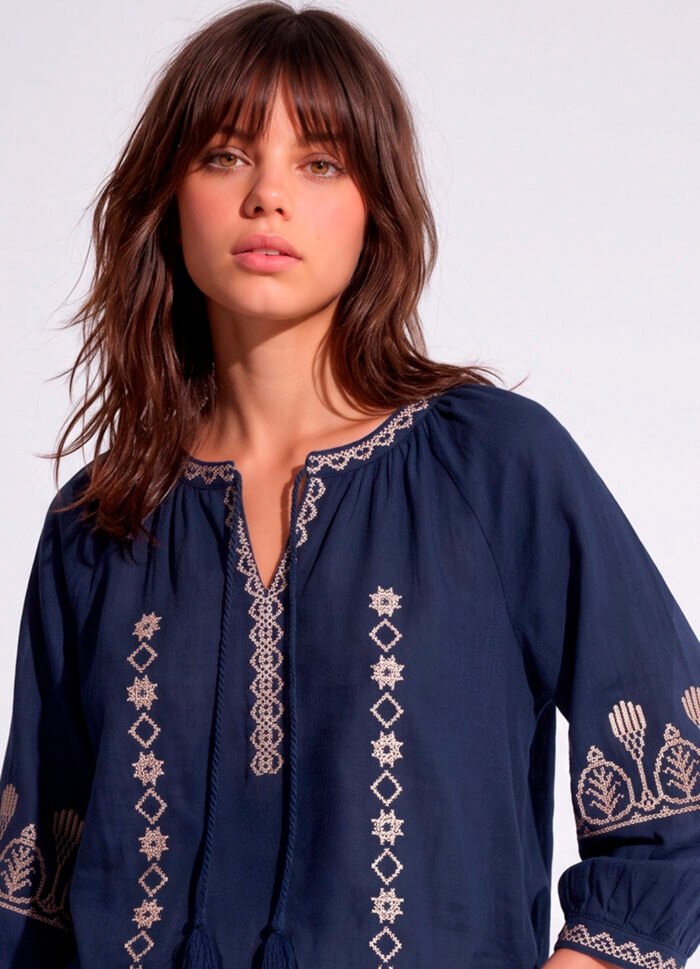 Blusa Azul Marinho Bordada em Off White Linho e Viscose Manga 3/4 Sob - Imagem 2