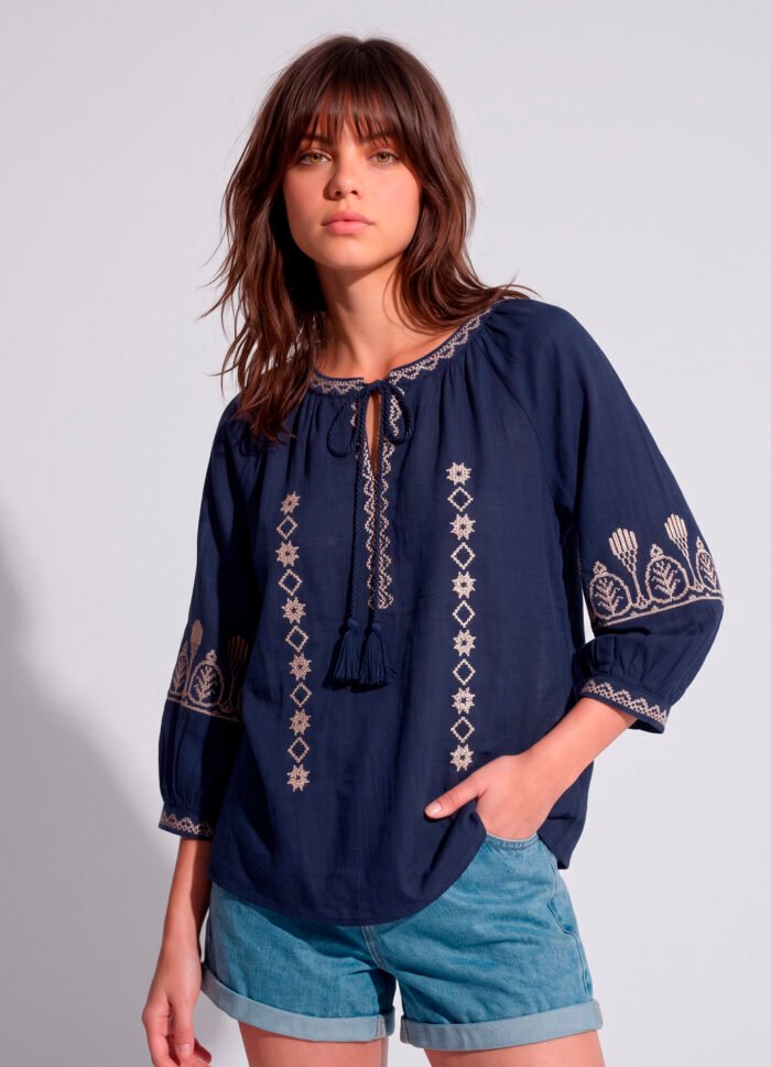 Blusa Azul Marinho Bordada em Off White Linho e Viscose Manga 3/4 Sob - Imagem 3
